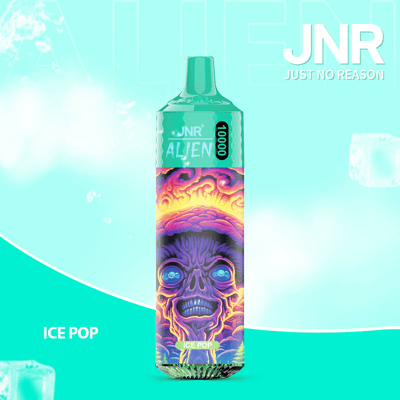 Un stylo vape coloré étiqueté « JNR ALIEN 10000 » présentant un design extraterrestre vibrant avec des yeux brillants et un fond ardent, sur un fond bleu sarcelle avec le texte « ICE POP » et « JUST NO REASON ».