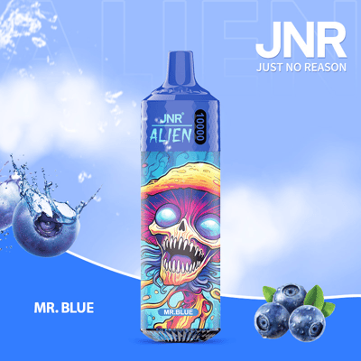 Un appareil à vapotage de marque JNR Alien 10000 présentant une œuvre d'art psychédélique d'un extraterrestre aux yeux brillants et à la bouche ouverte, ainsi que des images de myrtilles et le texte « MR. BLUE » sur un fond bleu clair.