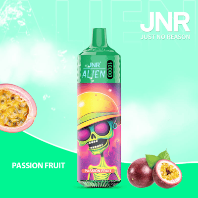 Publicité pour le vaporisateur JNR Alien au goût de fruit de la passion, avec un emballage coloré affichant un extraterrestre de dessin animé portant un casque jaune, entouré d'images de fruits de la passion entiers et tranchés sur un fond vert vif.