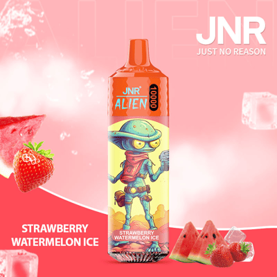 Image d'un appareil de vapotage JNR Alien avec une saveur de glace à la fraise et à la pastèque, comportant un personnage extraterrestre de dessin animé sur l'emballage, affiché sur un fond rose avec des fraises, des tranches de pastèque et des glaçons.
