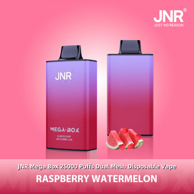 Deux appareils à vapotage jetables dégradés violet-rose de la marque « JNR Mega Box », avec un texte faisant la publicité d'une saveur de pastèque à la framboise et de 25 000 bouffées, présentés avec des tranches de pastèque et des framboises sur un fond rose.