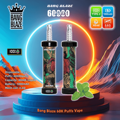 Image promotionnelle pour Bang Blaze 60K Puffs Vape montrant deux appareils de vape jetables avec des motifs colorés sur un fond stylisé, mettant en évidence des fonctionnalités telles que 60 000 bouffées, une capacité d'e-liquide de 40 ml, une batterie de 1 000 mAh et une bobine en maille de 0,6 Ω, ainsi que des icônes visuelles pour la charge de type C et la saveur Cool Mint.