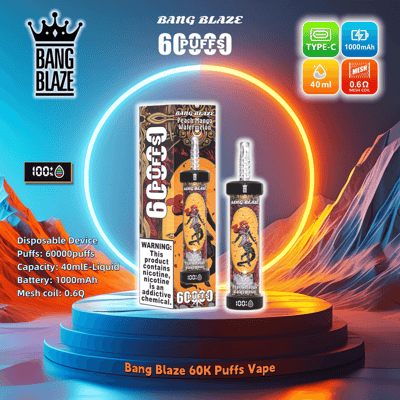 Publicité pour Bang Blaze 60K Puffs Vape avec une saveur pêche mangue pastèque avec des spécifications telles qu'une capacité d'e-liquide de 40 ml, une batterie de 1000 mAh, une bobine en maille de 0,6 Ω et une charge de type C, sur un écran circulaire stylisé avec des éléments de marque et un avertissement de nicotine audacieux.