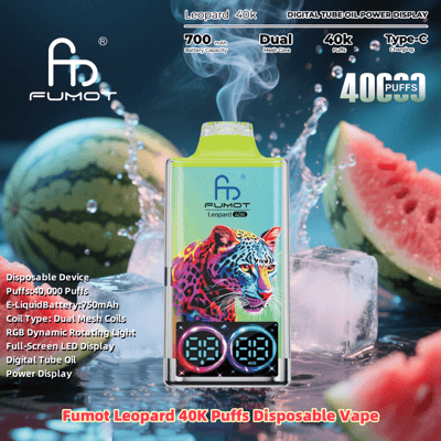 Image promotionnelle pour la vape jetable Fumot Leopard 40K Puffs présentant un graphisme léopard coloré sur l'appareil, entouré de tranches de pastèque et de glaçons, mettant en évidence des fonctionnalités telles que 40 000 bouffées, une capacité de batterie de 700 mAh, des bobines à double maille, une lumière dynamique RVB et un affichage numérique.