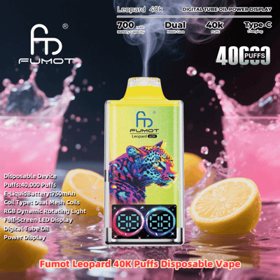 Image promotionnelle d'un appareil de vapotage jetable Fumot Leopard 40K présentant un design léopard coloré, un affichage numérique de la puissance de l'huile du tube et des spécifications telles qu'une capacité de batterie de 700 mAh, des bobines à double maille, une lumière rotative dynamique RVB et une charge de type C, mis en valeur sur un fond vibrant avec des citrons et une éclaboussure de liquide rose.