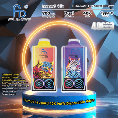 Image de deux appareils de vape jetables Fumot Leopard 40k puffs avec des motifs léopard colorés, un affichage numérique de la puissance de l'huile du tube et des spécifications telles qu'une capacité de batterie de 700 mAh et une bobine à double maille, sur un fond géométrique avec des points forts du produit tels que 40 000 bouffées et une charge de type C.
