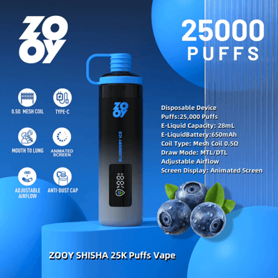 ZOOY SHISHA ベイプのプロモーション画像。ブルーベリー アイス風味の使い捨てデバイスで、25,000 回の吸引が可能で、28 mL の e 液体容量、650 mAh のバッテリーを備えています。0.5Ω メッシュ コイル、タイプ C 充電、調整可能なエアフロー、アニメーション スクリーンなどの機能のアイコンが強調表示され、ブルーベリーが描かれた青い背景に設定されています。