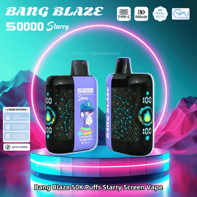 Imagem promocional do dispositivo de vaporização Bang Blaze 50000 com tela em modo estrela, exibindo seu design vibrante com display digital, recursos como carregamento USB Tipo C, vários modos e sabor Cranberry Grape Ice em uma plataforma iluminada por neon.