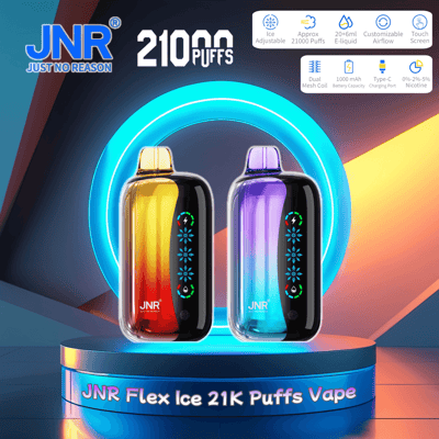 Zwei farbenfrohe Vape-Geräte mit der Bezeichnung „JNR Flex Ice“ zeigen Funktionen wie einen einstellbaren Eismodus, 21.000 Züge und einen Touchscreen auf einem leuchtenden, modernen Podium-Hintergrund.