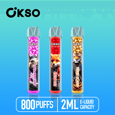 Trois appareils de vapotage aromatisés de marque OKSO étiquetés Strawberry Ice, Lush Ice et Tiger Blood, affichés sur un fond bleu dégradé avec des spécifications de produit indiquant 800 bouffées et une capacité d'e-liquide de 2 ml.