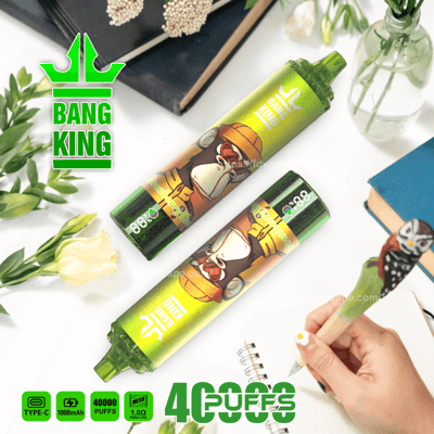 Een productadvertentie voor een Bang King-vaping-apparaat met een geïllustreerd apenontwerp, met de belangrijkste kenmerken, waaronder 40.000 trekjes en een Type-C-oplader, tegen een lichte achtergrond met bloemen en boeken.