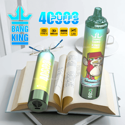Twee Bang King-vapingapparaten met hun kenmerken, zoals een capaciteit van 40.000 trekjes, een 1000 mAh-batterij en een mesh-coil. Ze staan op een open boek naast een leesbril, met de promotionele branding en details duidelijk weergegeven.