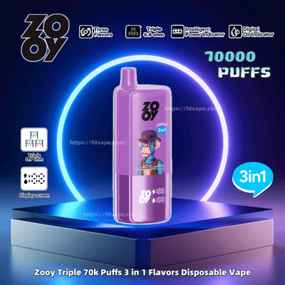 Zooy Triple 使い捨て vape デバイスのプロモーション画像。70,000 パフ、3 種類のフレーバー、トリプル 0.9 オーム コイル、インテリジェント パワー インジケーター、デジタル オイル インジケーターなどの機能を強調し、未来的なスタンドに鮮やかな紫色の製品が展示されています。