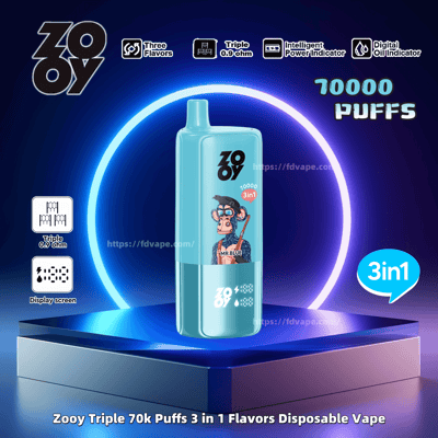 Zooy Triple 70k Puffs 3-in-1 使い捨てベイプのプロモーション画像。最大 70,000 回の吸引が可能なグラフィック デザインの青いデバイスが、暗い背景のネオン ライト サークルの下の洗練されたステージに配置され、トリプル フレーバー、0.9 オーム コイル、インテリジェント電源インジケーター、デジタル オイル インジケーター、LED ディスプレイ スクリーンなどの機能を強調しています。