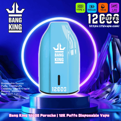 Vaporizador desechable Bang King de color azul cielo brillante con el logotipo de la corona y '12,000 inhalaciones' impreso en la base, exhibido en un pedestal iluminado sobre un fondo circular azul violeta neón con íconos que muestran el tipo C, batería de 550 mAh, e-líquido de 18 ml y bobina de malla de 1,2 Ω.