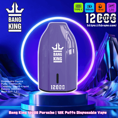 Dispositivo de vapeo desechable Bang King en forma de vaina de color púrpura con el logotipo de la corona mostrado en un pedestal de neón circular brillante contra un fondo de cristal azul-violeta futurista, etiquetado como “12,000 inhalaciones” con pequeños íconos para carga tipo C, batería de 550 mAh, e-líquido de 18 ml y bobina de malla de 1,2 Ω.