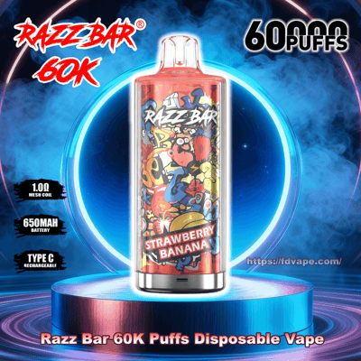 Vape usa e getta Razz Bar 60K con grafica colorata 'Strawberry Banana' in stile cartone animato esposta in posizione verticale su un piedistallo luminoso su uno sfondo circolare blu neon pieno di fumo, con il marchio '60.000 puff' visibile.