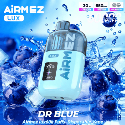Een lichtblauwe Airmez Lux wegwerpvape met DR BLUE-branding en 99% Turbo-display, gelegen tussen ijs en bosbessen.