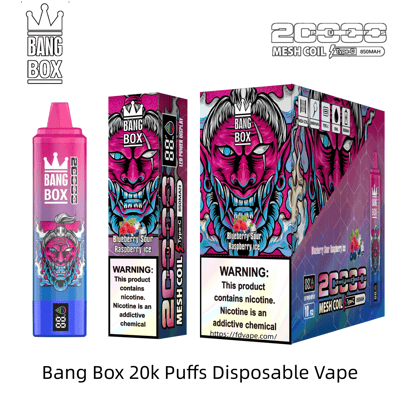 Knallrosa und lilafarbener Bang Box Einweg-Vaporizer mit Dämonengesichts-Motiv, eine rosa Flasche und zwei bunte Schachteln mit der Aufschrift „Blueberry Sour Raspberry Ice“ und 20.000 Puffs.