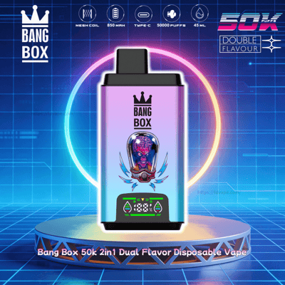 Vape jetable à double saveur Bang Box 50k avec un corps dégradé violet et une illustration de casque extraterrestre, affichée sur une plate-forme néon.