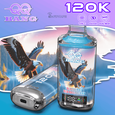 Bang 120K VAPE キットには、青い円筒形のポッドと、鷲が描かれたブルーベリー レッド ラズベリーのラベルが付いたボトル型の VAPE が付いています。.