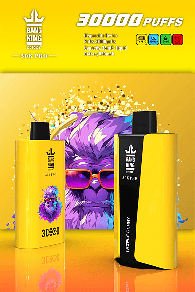 Pubblicità per Bang King 30K Pro, vaporizzatore monouso, che promette 30.000 tiri con una capacità di e-liquid da 36 ml, batteria da 850 mAh e ricarica Type-C. Presenta una grafica audace, tra cui un personaggio colorato e il sapore "Triple Berry".