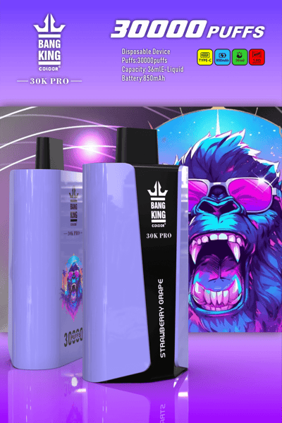Werbebild für das Einweg-Vaping-Gerät Bang King 30K Pro mit Erdbeer-Trauben-Geschmack, das Funktionen wie 30.000 Züge, 36 ml E-Liquid-Kapazität, 850 mAh-Akku und Aufladen über Typ C hervorhebt.