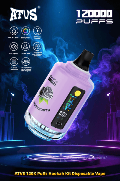 Lilafarbener ATVS-Einweg-Vaporizer, geneigt auf einer neonbeleuchteten, rauchigen Bühne mit '120000 PUFFS' und Markenlogo, mit schwarzem Mundstück, gelbem Knopf, Digitalanzeige, Grafik mit Brombeergeschmack und Symbolen, die auf Funktionen wie 50 ml E-Liquid, 2200-mAh-Akku, RGB-Licht und 0,2-Ω-Mesh-Spule hinweisen.