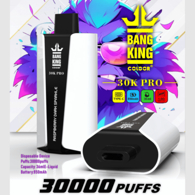 Dispositivo de vaporização descartável com a marca "Bang King", rotulado "30K Pro" e sabor "Raspberry Dark Sparkle"; apresenta um fundo colorido e especificações detalhadas, incluindo 30.000 tragadas, capacidade de e-líquido de 36 ml, bateria de 850 mAh, carregamento Tipo C.