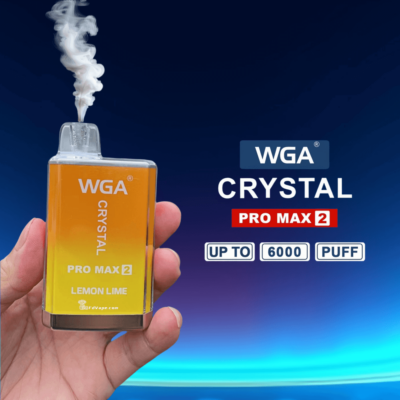 Une personne tenant une vape jetable WGA Crystal Pro Max 2 au goût citron vert, émettant de la vapeur, sur un fond bleu avec un texte annonçant jusqu'à 6000 bouffées.