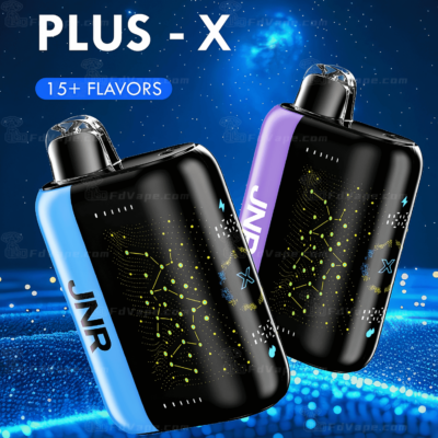 Deux appareils de vapotage noirs et colorés étiquetés « JNR » et « PLUS-X » avec un design cosmique, promouvant plus de 15 saveurs.