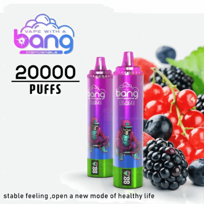 Dois dispositivos descartáveis coloridos para vaporizar, rotulados como "Bang Blaze", com 20.000 tragadas, colocados em frente a frutas variadas, incluindo amoras, groselhas vermelhas e mirtilos.