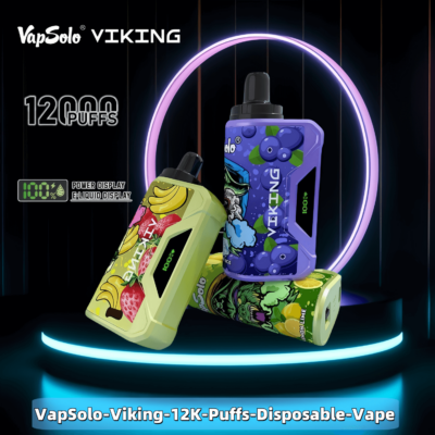 Três vapes descartáveis VapSolo Viking coloridos com designs vibrantes inspirados em frutas estão sobre um fundo preto iluminado por luzes de neon, destacando o recurso '12.000 Puffs' e os visores digitais.