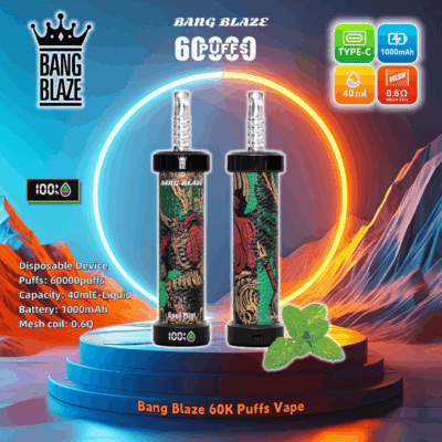 Imagen promocional de Bang Blaze 60K Puffs Vape que muestra dos dispositivos de vapeo desechables con diseños coloridos sobre un fondo estilizado, destacando características como 60000 bocanadas, capacidad de e-líquido de 40 ml, batería de 1000 mAh y bobina de malla de 0,6 Ω, junto con íconos visuales para carga Tipo-C y sabor Cool Mint.