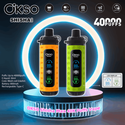 Imagem promocional com duas canetas vaporizadoras OKSO Shisha Max em laranja e verde, destacando até 40.000 tragadas, com detalhes sobre a capacidade do e-líquido, duração da bateria, especificações da bobina de malha e funcionalidade do visor de LED, tudo isso em um fundo de luz circular brilhante.